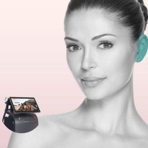 Primer plano lateral de una mujer con orejas despejadas y sin vello, reflejando estética y detalle luego de depilación láser con Soprano Titanium en Vitabella.