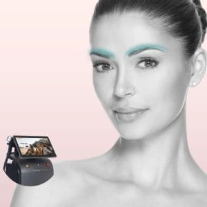 Mujer con cejas perfectamente delineadas y simétricas, sin irritación ni sombra de vello, gracias al tratamiento láser de perfilado en Clínica Vitabella.