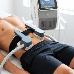 Hombre recostado con los aplicadores ProSculpt sobre el abdomen en Vitabella Copiapó